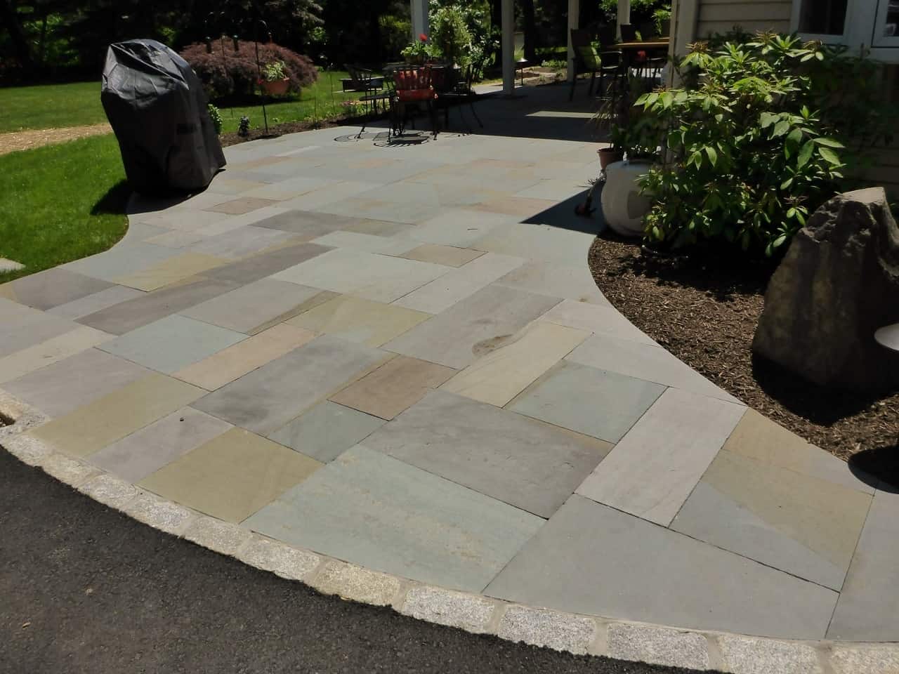 Variegated Thermal Paving with Belgium Block Border